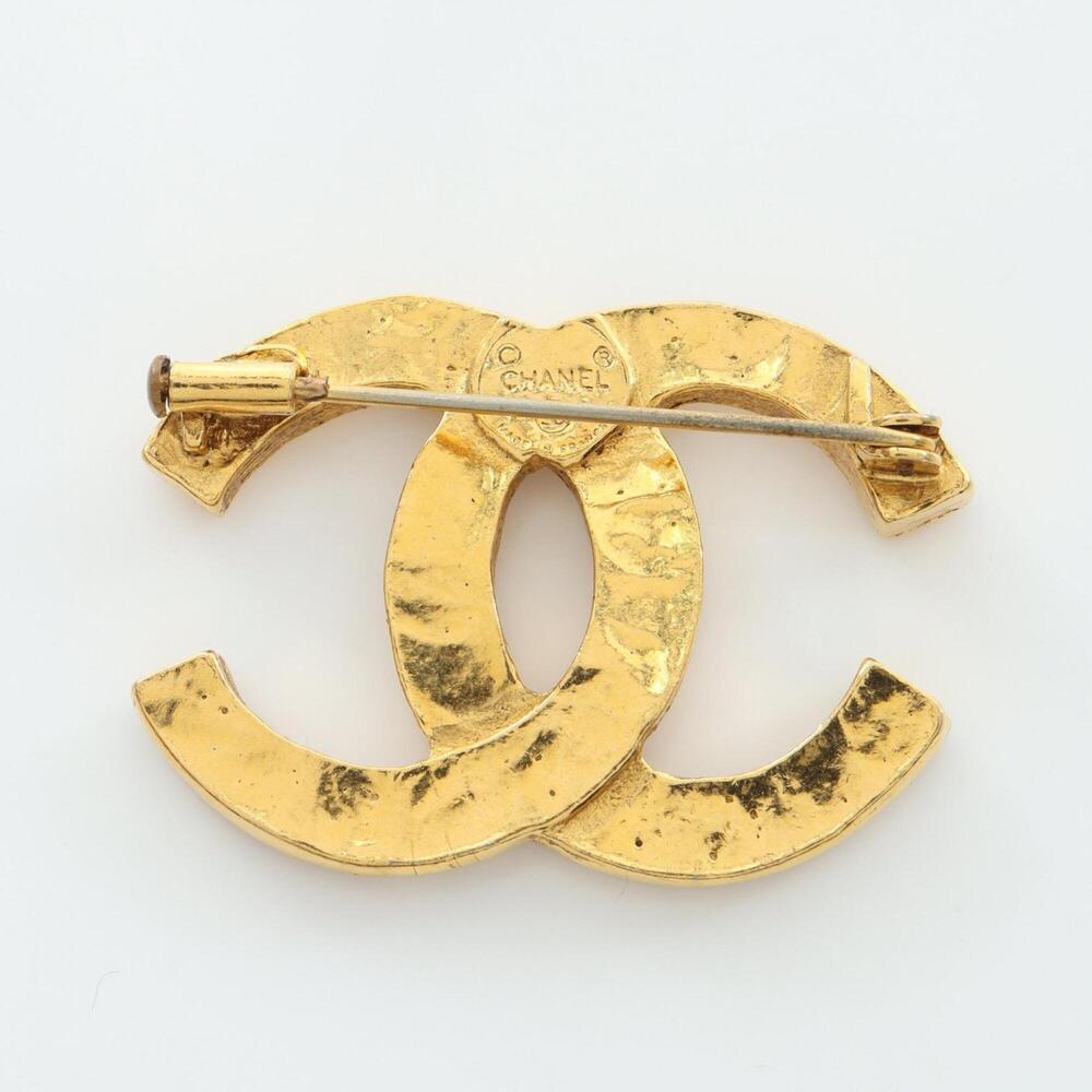 CHANEL White Logo Brooch - Picture 5 of 7
